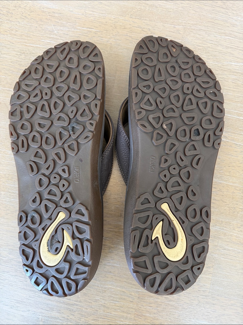OluKai Ohana Men’s Size 11 Brown Vegan Leather Flip Flops - Picture 4 of 4